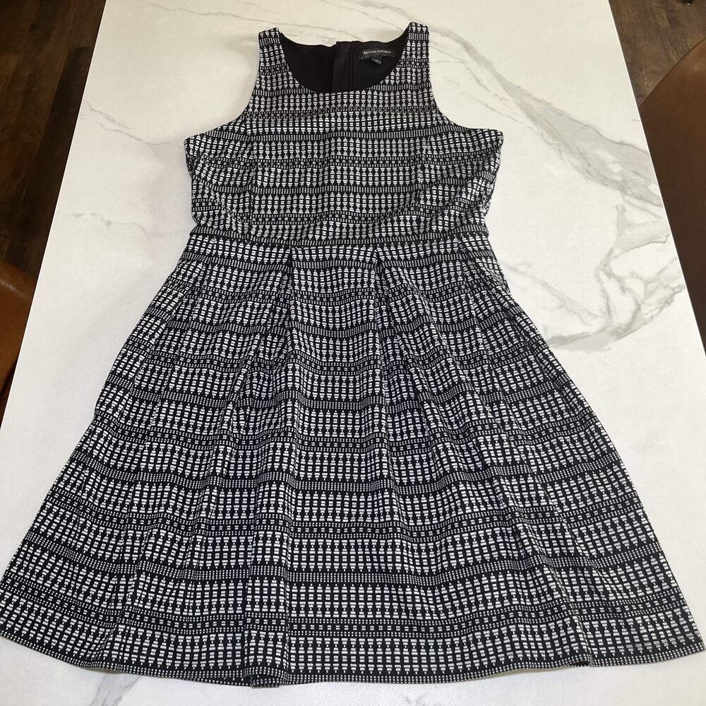 Banana Republic Fit & Flare Dress Size M Black/White Racerback Sleeveless Knit